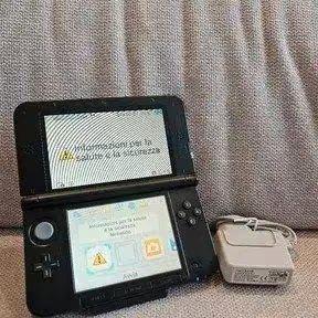 Nintendo 3DS XL rosso con caricatore