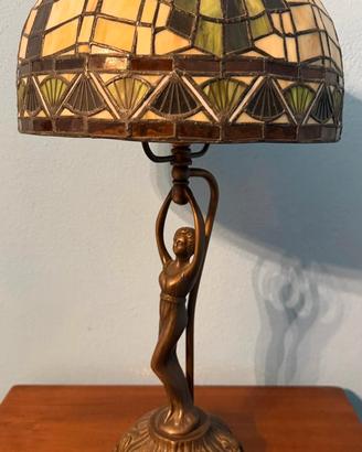 Lampada da tavolo stile Liberty