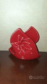 Portatovaglioli in ceramica rossa con decorazione