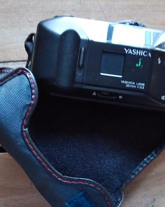 Yashica "J" Kyocera compatta