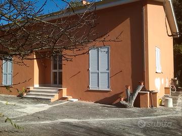 Villa indipendente con ampio giardino e terreno