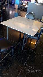 Tavolo quadrato da un design moderno