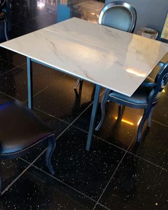 Tavolo quadrato da un design moderno
