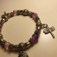 Bracciale con pietre viola e ciondoli fantasy