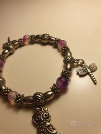 Bracciale con pietre viola e ciondoli fantasy