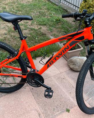 Bicicletta b twin rocker ride 340