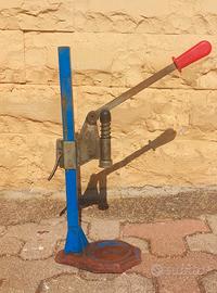 Tappatrice a colonna vintage OMAC per tappi 