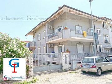 Villa di 460 m² con più di 5 locali a Mondragone