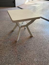 8 tavoli in plastica + 32 sedie in plastica bianco