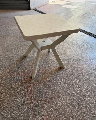 8 tavoli in plastica + 32 sedie in plastica bianco