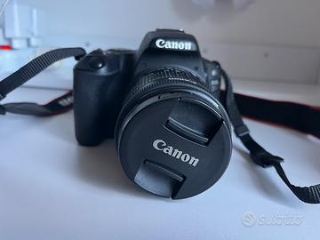 Canon EOS 200D con obiettivo originale e 50mm