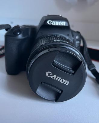 Canon EOS 200D con obiettivo originale e 50mm