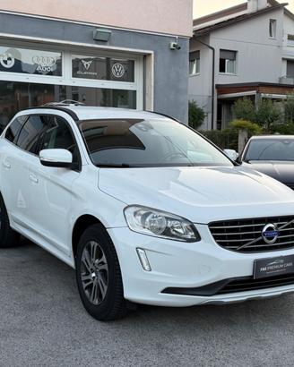 Volvo XC60 D5 AWD Geartronic R-design Momentum