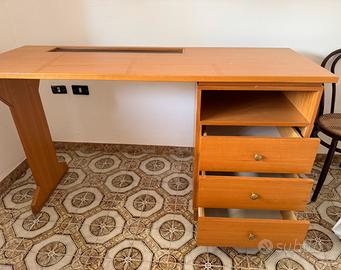 Scrivania vintage in legno con 3 cassetti