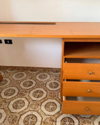 Scrivania vintage in legno con 3 cassetti