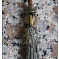 Antica maniglia in ottone lavorato con pendaglio