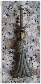 Antica maniglia in ottone lavorato con pendaglio