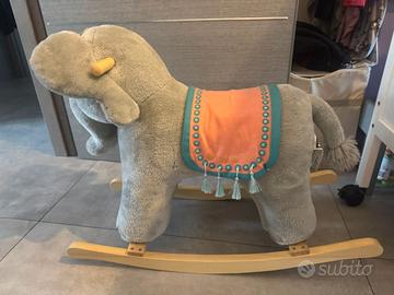 Elefante a dondolo