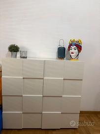Madia / credenza laccata bianca con ante a rilievo