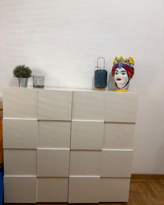 Madia / credenza laccata bianca con ante a rilievo