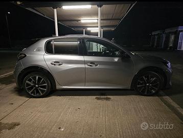  splendida peugeot 208 del 2023
