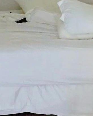 Grande divano letto e rete con doghe