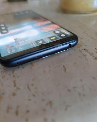 Smartphone con microtelecamera spia nascosta