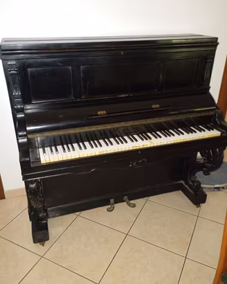 pianoforte a muro 