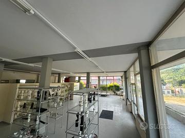Locale commerciale 350mq vetrina ampio parcheggio