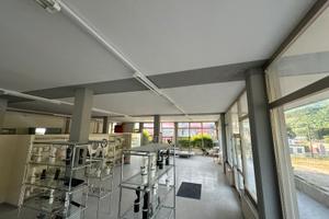 Locale commerciale 350mq vetrina ampio parcheggio