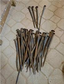 Set di antichi chiodi in ferro battuto