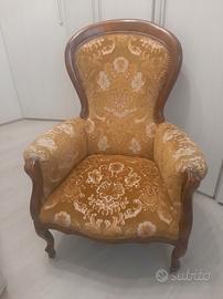 Poltrona classica vintage in legno lavorato