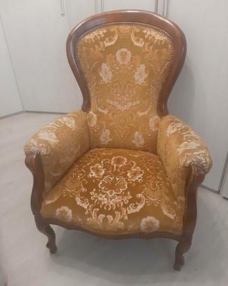 Poltrona classica vintage in legno lavorato