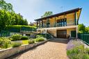 villa-indipendente-immersa-nel-verde-con-ampio-gia