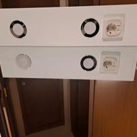 Specchio da bagno con faretti e presa elettrica