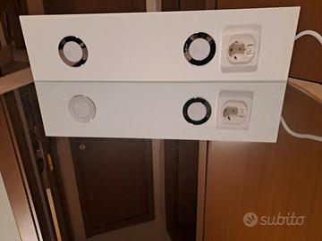 Specchio da bagno con faretti e presa elettrica