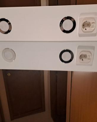 Specchio da bagno con faretti e presa elettrica