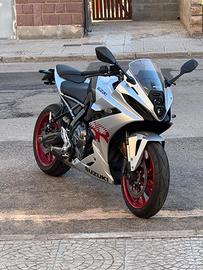 SUZUKI GSX 8R