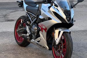 SUZUKI GSX 8R