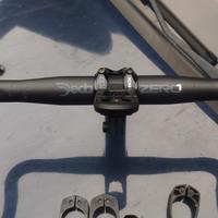 Kit attacco super box 110mm e manubrio Deda 40 cm