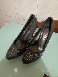 tacchi grigi in camoscio 10cm con borchie
