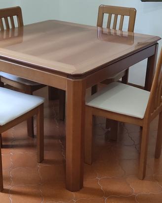 Soggiorno completo di tavolo e sedie in noce nazio