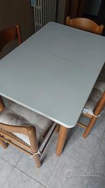 tavolo in legno allungabile con set di 4 sedie