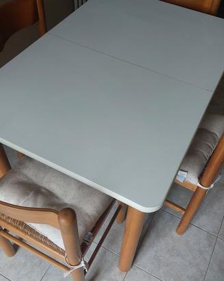 tavolo in legno allungabile con set di 4 sedie