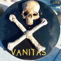 Decorazione a tema Vanitas con teschio e ossa incr