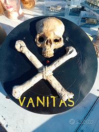 Decorazione a tema Vanitas con teschio e ossa incr