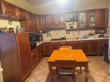 cucina e tavolo in legno