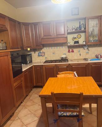 cucina e tavolo in legno