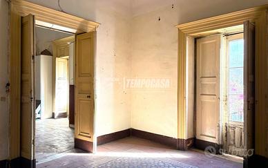 Appartamento Indipendente con Terrazzi e cortilett
