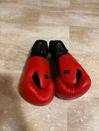 guantoni e caschetto da boxe